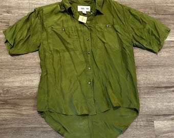 Camisa vintage Louise Paris 100% seda, color verde oliva, con botones, manga corta, talla M.