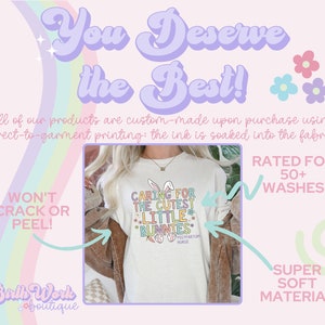 Puede incluir: Una camiseta blanca con un gr&aacute;fico en rosa pastel, azul y amarillo que dice "Caring for the Cutest Little Bunnies" con una ilustraci&oacute;n de un conejito y las palabras "Postpartum Nurse". La camiseta est&aacute; sobre un fondo rosa con el texto "You Deserve the Best!" en una fuente de color morado pastel. El texto "Won't Crack or Peel!" est&aacute; en un cuadro rosa con un contorno blanco. El texto "Rated for 50+ Washes" est&aacute; en un cuadro rosa con un contorno blanco. El texto "Super Soft Material" est&aacute; en un cuadro verde con un contorno blanco.