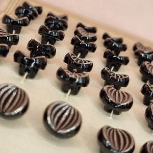 Art deco 1920s Czechoslovakian glass buttons.