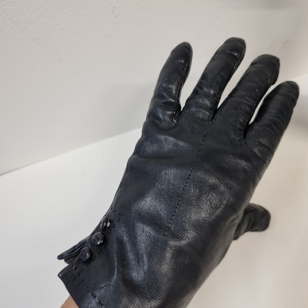 Vintage ladies 1930s to 40s leather Black gloves.