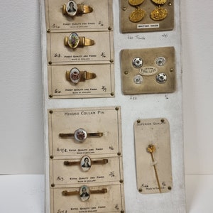 Rara cartolina con accessori d'epoca in stile scozzese.