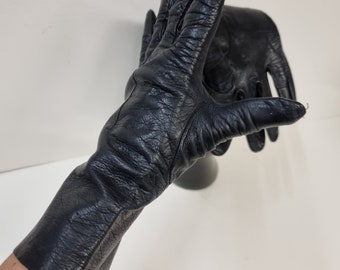 Vintage ladies 1920s to 30s leather Black gloves.