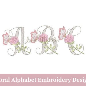 Puede incluir: Diseños de bordado de alfabeto floral con las letras A, B y C. Cada letra está adornada con una rosa rosa y una mariposa. El diseño es de estilo bordado delicado con una paleta de colores rosa claro y verde.