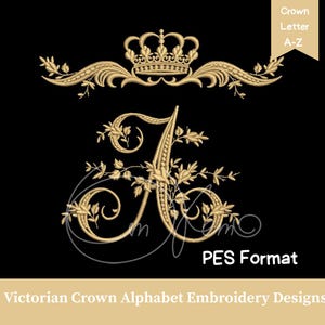 Peut inclure: Motif de broderie de l'alphabet de la couronne victorienne de couleur or, avec la lettre "A", des accents floraux, une couronne et des ornements décoratifs sur fond noir. L'image comprend le texte "Crown Letter A-Z" et "PES Format". Le bas de l'image indique "Victorian Crown Alphabet Embroidery Designs".