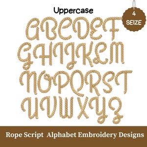 Peut inclure: Alphabet majuscule en forme de corde. Les lettres beiges semblent être faites de corde. Le texte "Rope Script Alphabet Embroidery Designs" est également inclus.