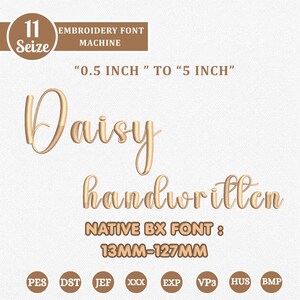 Peut inclure: Police de broderie numérique avec le mot "Daisy" dans un style manuscrit. Le design comprend le texte "handwritten" et "NATIVE BX FONT: 13MM-127MM". La taille de la police varie de 1,3 cm à 12,7 cm.