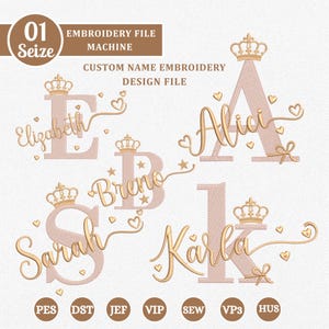 Puede incluir: Un diseño de archivo de bordado con nombres personalizados y coronas. Los nombres Elizabeth, Alici, Sarah, Breno y Karla se muestran en una fuente decorativa. El diseño incluye corazones y estrellas. Los formatos de archivo son PES, DST, JEF, VIP, SEW, VP3 y HUS.