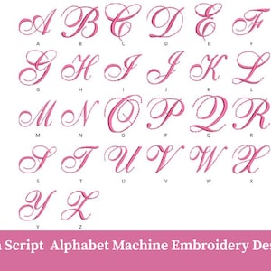 Peut inclure: Alphabet brodé en rose, de A à Z, en écriture cursive. Les lettres sont présentées sur fond blanc. Le texte "Adina Script Alphabet Machine Embroidery Designe" est en bas de l'image.