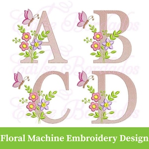 Peut inclure: Quatre lettres brodées, A, B, C et D, de couleur rose clair, ornées de fleurs et d'un papillon. Le motif comprend des fleurs roses et violettes avec des feuilles vertes. Le texte en bas indique "Floral Machine Embroidery Design."