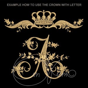 Puede incluir: Diseño decorativo dorado de corona y letra "A" sobre fondo negro. La corona está sobre un adorno floral, y la letra está adornada con detalles florales. El texto "EXAMPLE HOW TO USE THE CROWN WITH LETTER" está en la parte superior.