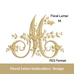 Peut inclure: Motif de broderie de lettre florale "M" dorée. Le motif présente une lettre "M" stylisée avec des accents floraux et de feuilles ornés. Le texte sur l'image indique "Floral Letter M" et "PES Format". Le bas de l'image indique "Floral Letter Embroidery Design".