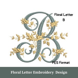 以下が含まれることがあります： 水色の文字「B」の刺繍デザイン。金色の花のアクセントで飾られています。「Floral Letter B」と「PES Format」の文字が含まれています。下のバナーには「Floral Letter Embroidery Design」と書かれています。