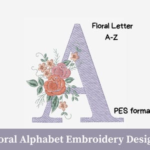 Peut inclure: Lettre "A" florale brodée, de couleur violet clair, ornée d'un bouquet de roses orange et roses et de feuilles vertes. Le texte "Floral Letter A-Z" et "PES format" sont affichés. La bannière inférieure indique "Floral Alphabet Embroidery Designs".