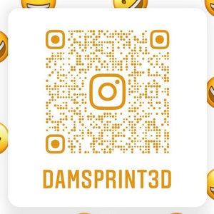 Pode incluir: Um c&oacute;digo QR dourado com um logotipo do Instagram no centro. O texto "DAMSPRINT3D" est&aacute; abaixo do c&oacute;digo.