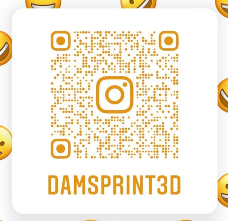 Pode incluir: Um c&oacute;digo QR dourado com um logotipo do Instagram no centro. O texto "DAMSPRINT3D" est&aacute; abaixo do c&oacute;digo.