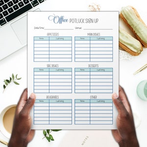 Puede incluir: Una hoja de papel imprimible para registrarse en un potluck con secciones para aperitivos, platos principales, guarniciones, postres, bebidas y otros. La hoja tiene un borde azul y azul claro y el texto "Office Potluck Sign Up" en la parte superior.