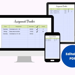Puede incluir: Un rastreador de tareas digital con un fondo azul claro y encabezados verdes. El rastreador tiene columnas para la clase, la tarea, la fecha de vencimiento y la calificaci&oacute;n. El rastreador se muestra en una pantalla de computadora, una tableta y un tel&eacute;fono inteligente.