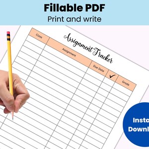 Puede incluir: Plantilla de seguimiento de tareas imprimible con columnas para clase, tarea, fecha de vencimiento, marca de verificaci&oacute;n de finalizaci&oacute;n y calificaci&oacute;n. La plantilla tiene un encabezado naranja con el texto "Assignment Tracker" en fuente cursiva negra.