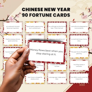 Könnte beinhalten: Ein Set von 90 chinesischen Neujahrs-Glückskarten mit roten Rändern und weißem Text. Die Karten zeigen verschiedene Glücksbotschaften, darunter "Geld fließt am besten, wenn man aufhört, es anzustarren." Ein Hand hält eine Karte.