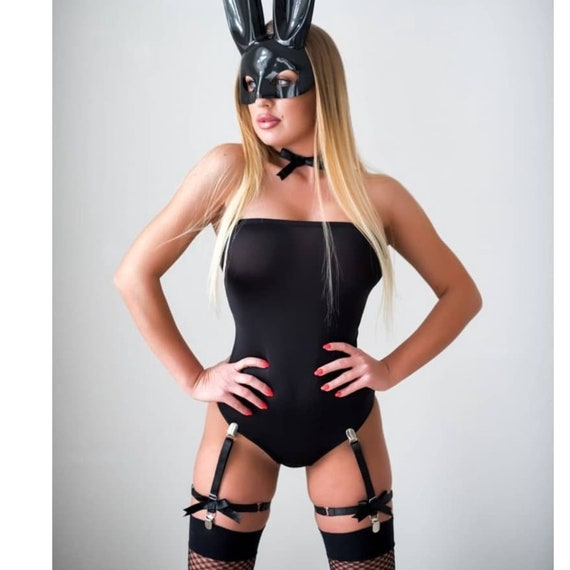 Modèle Sexy Habillé En Costume De Lapin De Pâques Chasse Aux œufs Femme  Sexy Avec Masque Lapin De Pâques Sur Un Bac Noir