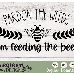 Puede incluir: Diseño de descarga digital en blanco y negro con una abeja y el texto "Perdón por las malas hierbas, estoy alimentando a las abejas".
