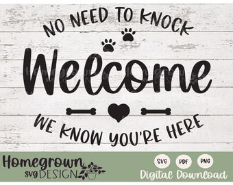 Benvenuto, non c'è bisogno di bussare, sappiamo che sei qui SVG - Tappetino per casa degli animali - Tappetino per porta del proprietario del cane SVG - Cartello di benvenuto per cani - Download digitale