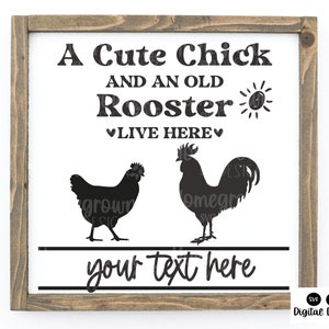 Ein süßes Küken und ein alter Hahn Leben hier SVG - Jahrestag Geschenkidee - individuelles Hochzeitsgeschenk - Willkommen Huhn Schild - Türschild SVG
