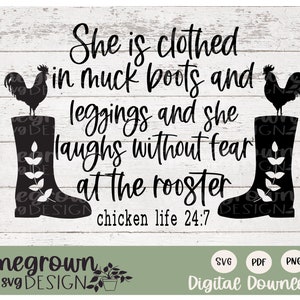Puede incluir: Diseño de descarga digital en blanco y negro con un par de botas de lluvia negras con un gallo en la parte superior de cada bota. El texto dice "Ella está vestida con botas de barro y leggings y se ríe sin miedo al gallo vida de pollo 24/7".