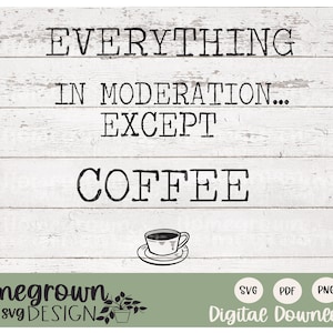 Może przedstawiać: Biały drewniany znak z czarnym tekstem, który brzmi "Wszystko z umiarem... oprócz kawy". Pod tekstem znajduje się czarno-biała ilustracja filiżanki kawy. Znak ma zielone tło z tekstem "Homegrown svg DESIGN" i małą ilustracją rośliny.
