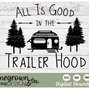 Può includere: Grafica in bianco e nero con il testo "All is good in the trailer hood" con una silhouette di un camper e pini. Il testo "Homegrown svg design" è nella parte inferiore dell'immagine.