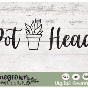 Könnte beinhalten: Schwarzweißes digitales Download-Design mit einer Topfpflanze und dem Text "pot head" in einer kursivschriftlichen Schriftart. Das Design befindet sich auf einem weißen Holzgrund mit dem Text "Homegrown svg DESIGN" am unteren Rand.