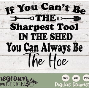 Può includere: Testo in bianco e nero su uno sfondo a grana di legno che recita "If You Can't Be THE Sharpest Tool IN THE SHED You Can Always Be The Hoe". Sotto il testo c'è un rettangolo verde con il testo "Homegrown svg DESIGN" e una piccola pianta in vaso. Sotto c'è una fila di tre cerchi con il testo "SVG", "PDF" e "PNG" all'interno. Sotto i cerchi c'è il testo "Download digitale".
