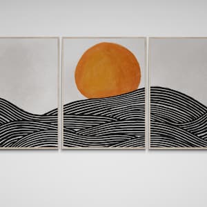 Peut inclure: Un ensemble de trois impressions d'art abstrait représentant un soleil orange stylisé se couchant derrière des lignes ondulées noires et blanches.