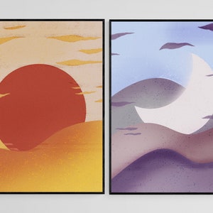 Może przedstawiać: Dwa oprawione obrazy przedstawiające zachód słońca i wschód księżyca. Obraz zachodu słońca przedstawia duże czerwone słońce zachodzące za serią żółtych i pomarańczowych wzgórz. Obraz wschodu księżyca przedstawia biały sierp księżyca wschodzący za serią fioletowych i szarych wzgórz.