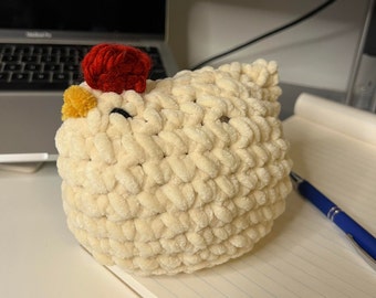 Pollo amigurumi de ganchillo de hilo blanco. Animal de peluche hecho a mano.