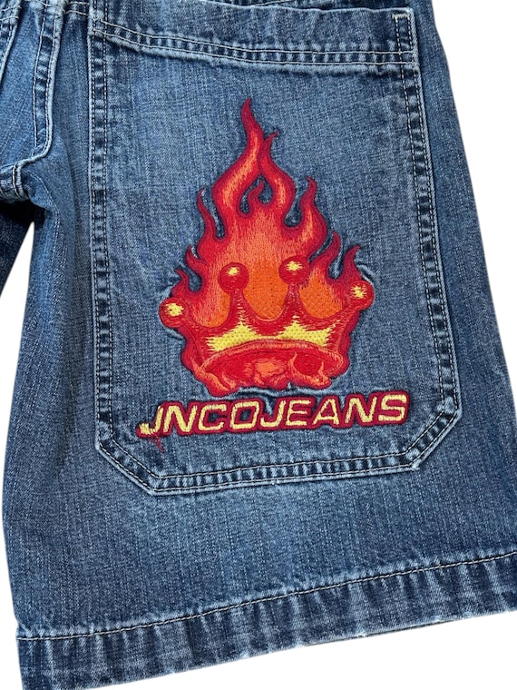 ヴィンテージ JNCO ジーンズ ショートパンツ（炎の王冠刺繍入り 