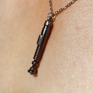 Collar con dije de empuñadura de espada láser de aleación hecho a mano, joyería para hombres y mujeres, colgante geek, regalo para gamers, regalo para nerds, fanático de las películas Luke Skywalker