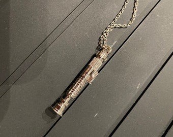 Handgemaakte lichtmetalen laserzwaard Obi-gevest bedelketting, vrouwen mannen sieraden, geekhanger, gamer cadeau filmfan emotionele steun Mindfulness
