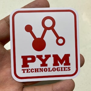 Puede incluir: Pegatina roja y blanca con un símbolo de átomo rojo estilizado y el texto "PYM TECHNOLOGIES".