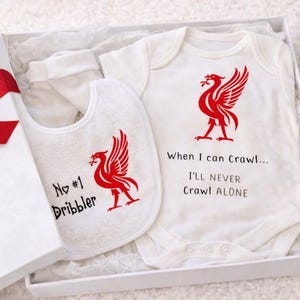 Set di body e bavaglini per neonati del Liverpool FC / Body in cotone LFC "Non gattonerai mai da solo"