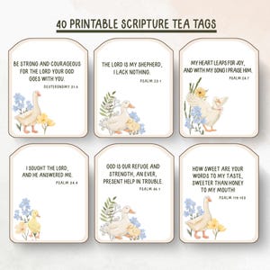Puede incluir: Conjunto de 40 etiquetas de té imprimibles con escrituras. Cada etiqueta presenta un versículo bíblico, una ilustración en acuarela de un pato con patitos y detalles florales. Las etiquetas tienen una paleta de colores suave y neutra.