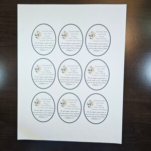 Pu&ograve; includere: Nove adesivi rotondi con un design floreale e un bordo grigio. Gli adesivi presentano il testo "Stitched With Love And Prayer May It Bring Comfort And Peace" e il versetto biblico "Noi che abbiamo iniziato un'opera buona in voi, la porteremo a compimento fino al giorno di Ges&ugrave; Cristo. Filippesi 1:6".