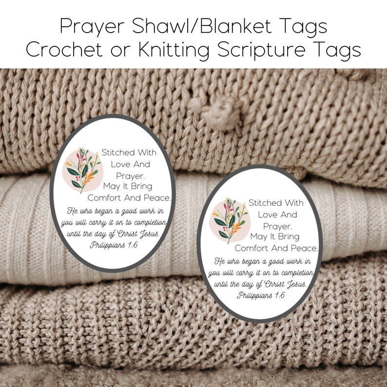 Pu&ograve; includere: Due etichette in tessuto beige all'uncinetto o a maglia con un motivo floreale e il testo "Stitched With Love And Prayer. May It Bring Comfort And Peace. He who began a good work in you will carry it on to completion until the day of Christ Jesus. Philippians 1.6"