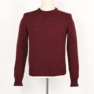 Op de afbeelding: Een bordeauxrode trui met een ronde hals en lange mouwen. De trui heeft geribde manchetten en een zoom. De trui wordt gepresenteerd op een mannequin tegen een witte achtergrond. Een klassiek, veelzijdig kledingstuk voor koeler weer.