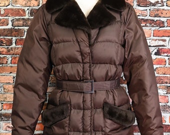 Vintage Women&#39;s 70s Brown COMFY Belted Down Coat w/ Faux Fur Collar and Pocket Openings - 16