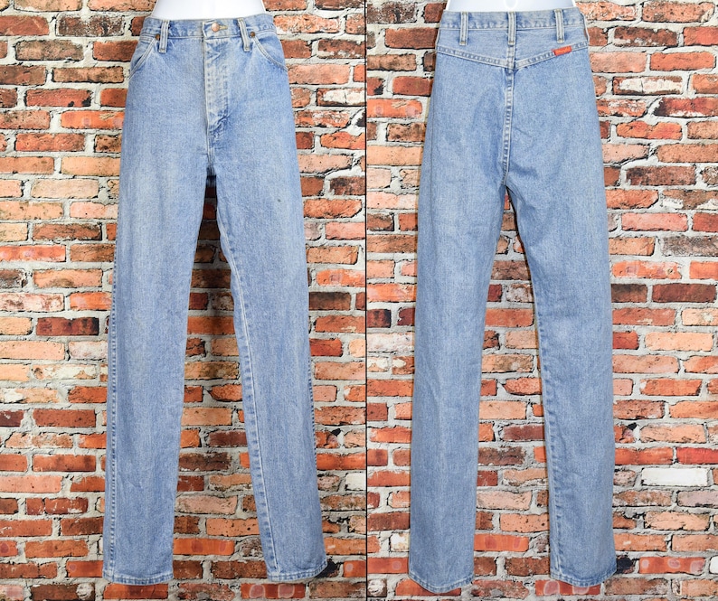 Peut inclure: Un jean en denim bleu clair &agrave; jambe droite. Le jean a une braguette &agrave; boutons et cinq poches.