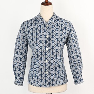 Chaqueta estilo camisa de poliéster de manga larga con diseño geométrico azul vintage de los años 60 para mujer
