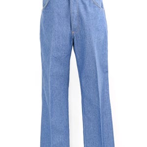 K&ouml;nnte beinhalten: Hellblaue Jeanshose mit klassischem F&uuml;nf-Taschen-Design. Die Hose hat einen geraden Beinverlauf und wird auf einer Schaufensterpuppe pr&auml;sentiert. Der Denim hat eine mittlere Waschung und sichtbare N&auml;hte.