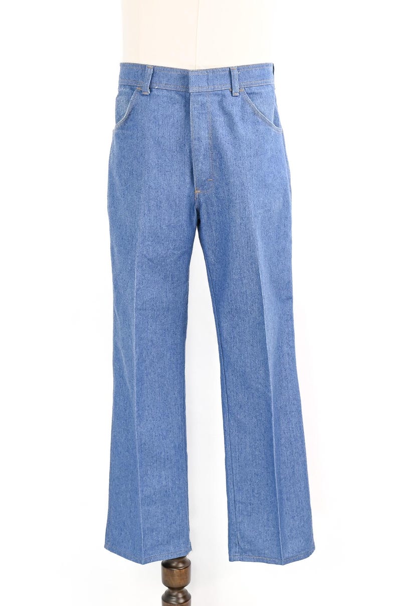 K&ouml;nnte beinhalten: Hellblaue Jeanshose mit klassischem F&uuml;nf-Taschen-Design. Die Hose hat einen geraden Beinverlauf und wird auf einer Schaufensterpuppe pr&auml;sentiert. Der Denim hat eine mittlere Waschung und sichtbare N&auml;hte.