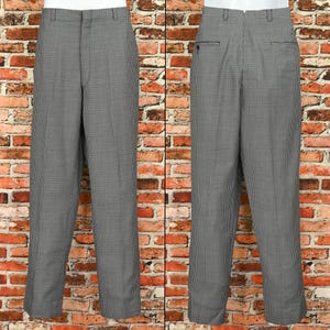 Puede incluir: Un pantalón gris y negro a cuadros con un frente plano y una pierna recta.